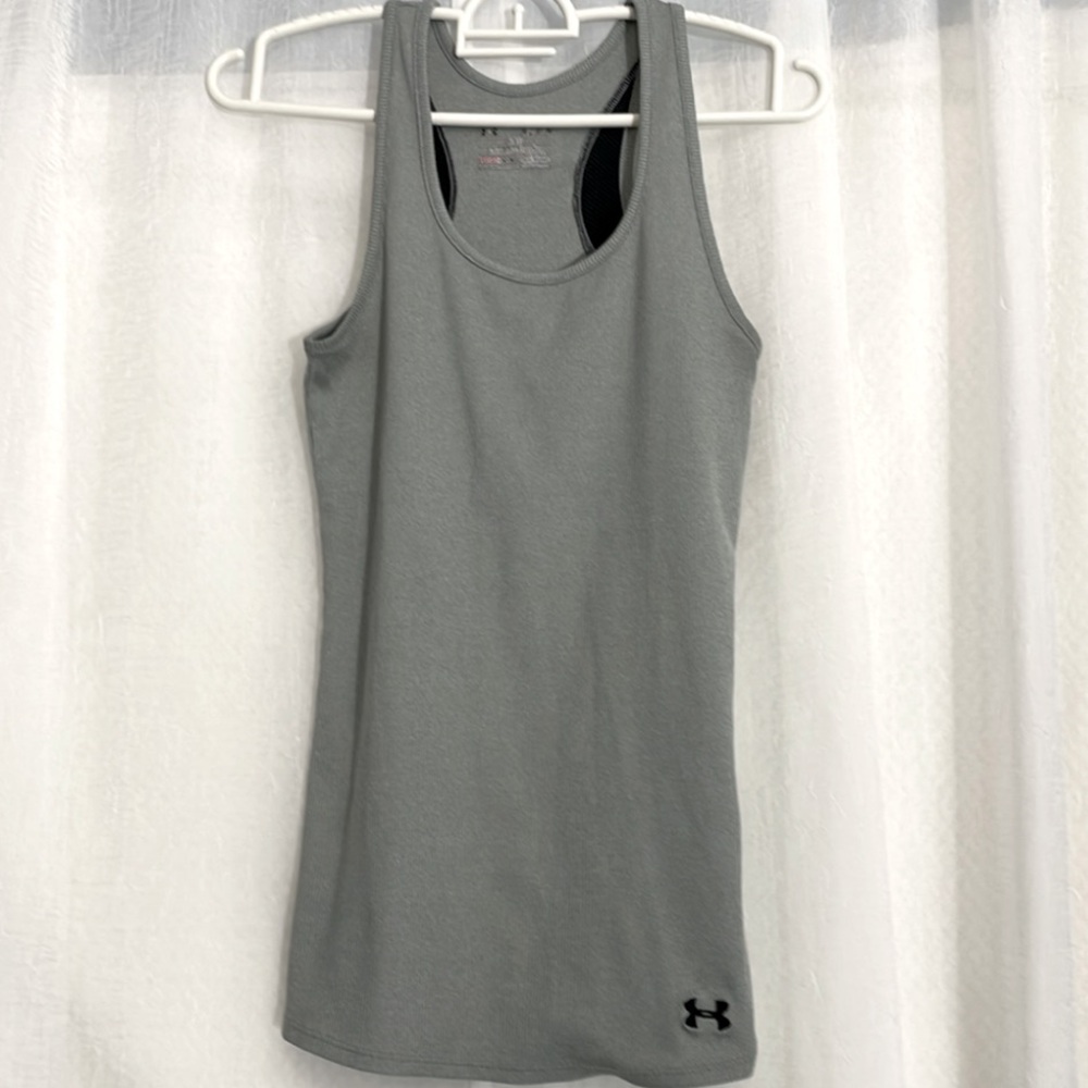 UNDER ARMOR Gray Ribbed Compression
Racerback Tank size medium!